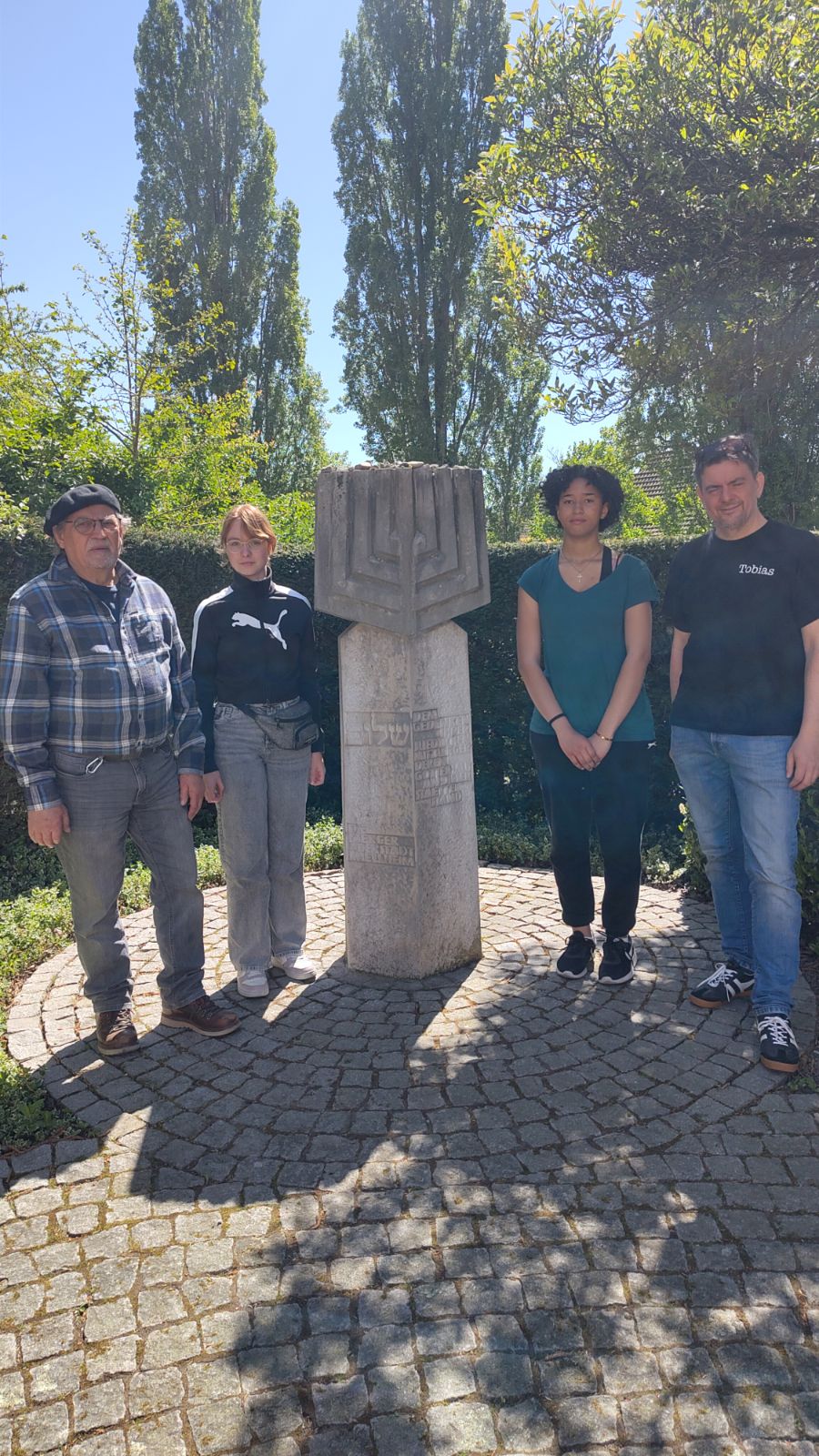 : v.l.n.r. Jan Heinz Stauffer (1. Vorsitzender ‚Förderverein Erinnerungskultur e.V.‘), Sabrina (MGM, 9e), Katharina (MGM, 9e), Tobias Messner (MGM, Fachschaft Geschichte)